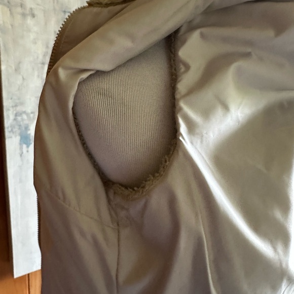 Patagonia Women’s Size Small Vest! Beige. Fluffy. Soft. - Picture 12 of 16